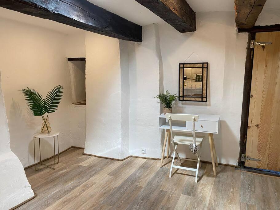 Spacious 1 Bed Home With Shared Pool Champagnac-la-Rivière Exteriér fotografie